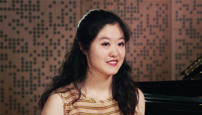 Picture of Pianist Angie Zhang