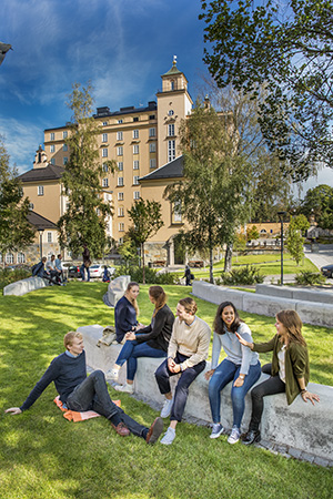 Group of students in a park at KTH &copy; fotograf Jann Lipka, jann&copy;lipka.se